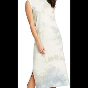 Women’s sleeveless Tie-Dyed dress.